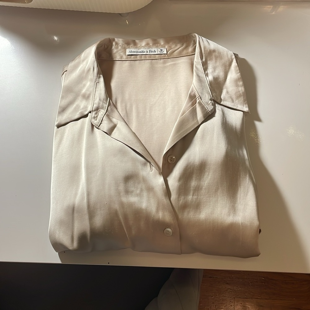 Abercrombie & Fitch NWOT Long-Sleeve Satin Button-Up Shirt (Never worn) - M